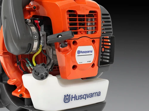 תקריב מנוע של מפוח גב Husqvarna 570BTS עם מנוע ®X-Torq מקצועי, מערכת התנעה ומיכל דלק במפוח עלים בנזין עוצמתי
