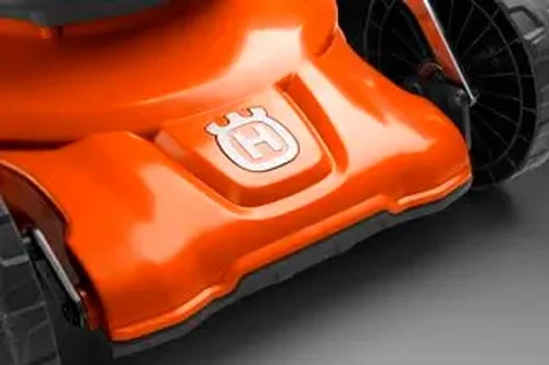 חזית מכסחת דשא Husqvarna מקצועית עם גוף פלדה מחוזק ועיצוב אווירודינמי לכיסוח מדויק ואחיד של מדשאות