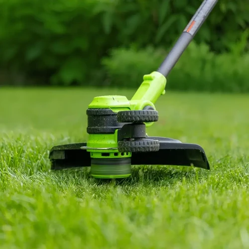 ראש חרמש Greenworks ST24L02-01 עם מנוע Brushless וגלגלי קנטים מובנים לגימור מושלם של הדשא