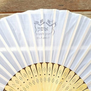 מתנות ומזכרות מיוחדות וזולות לאורחים! - 60 מניפות עץ עם בד לבן והדפסה רק 8.5 ש"ח ליח' !