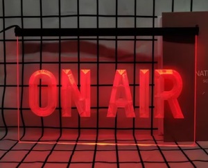 ON-AIR מנורת "בשידור" מפרספקס שקוף עם LED בצבע אדום Sontronics