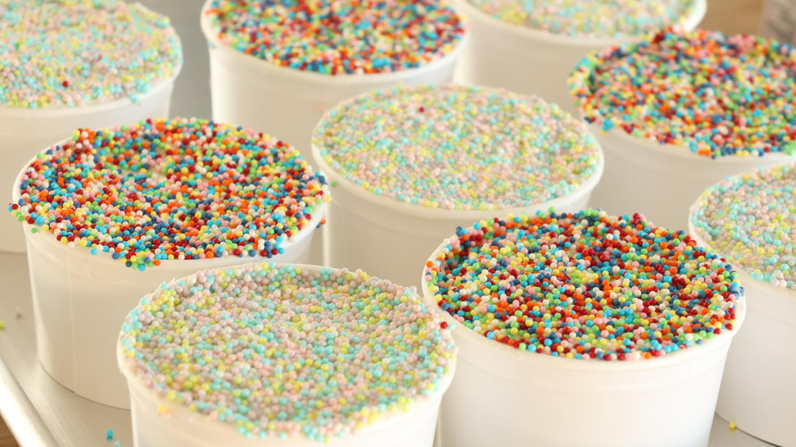 עוגת סוכריות The viral dot cake