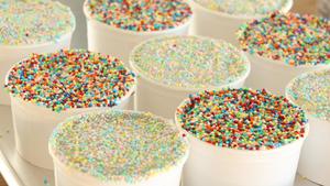 עוגת סוכריות The viral dot cake