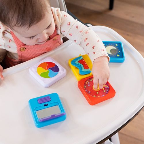תינוקת על כסא אוכל משחק עם - לוח פעילות סנסורי מודולרי מגנטי פליי-טאב - Fat Brain
