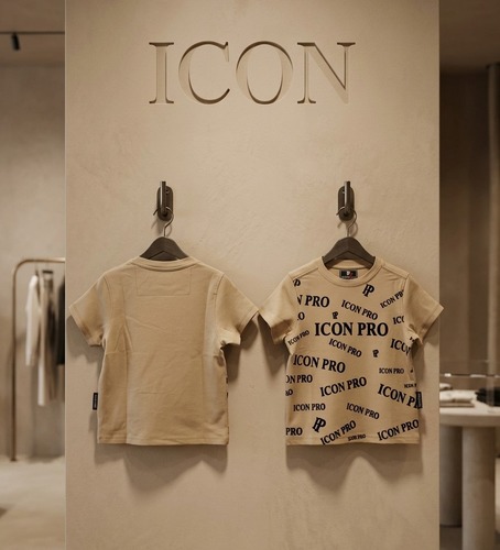 חולצת טי בצבע בז' לבנים של ICON - עיצוב איקוני, מודרני ומסוגנן.