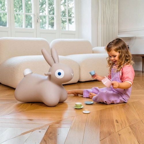 תמונה של ילדה משחקת בסלון עם - הופי ארנב קפיצה אפור - Quut