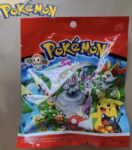 דמות הפתעה Pokémon עם 3 קלפים | Pokémon Mystery Figure with 3 Cards