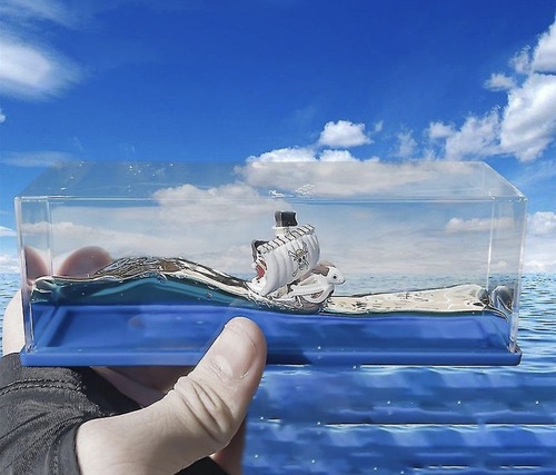 סירת גלים נוזלית וואן פיס  Boat One Piece Going Merry Liquid Wave Desk Toy