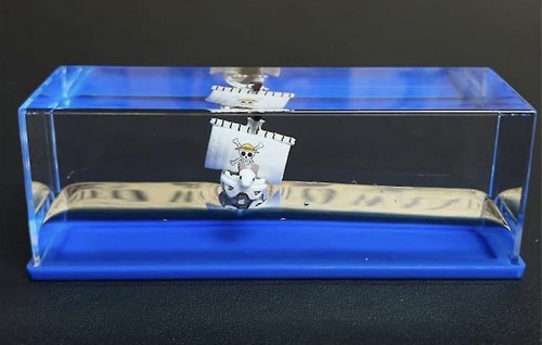 סירת גלים נוזלית וואן פיס  Boat One Piece Going Merry Liquid Wave Desk Toy