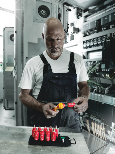 סט ביט בוקסות Torx ואלן VDE מבודדות עם 11 חלקים וחיבור 3/8 מרובע, הכולל מנגנון HF (פונקציית החזקה ייעודית holding function).