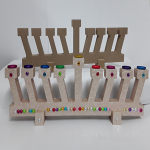 חנוכיה מעץ מעוצבת עומדת על בסיס ישר MDF