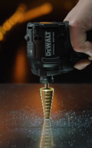 סט אימפקט בראשלס 18V + זוג סוללות 5A + מטען מהיר+מארז, DeWALT- MCLaren FORMULA 1 TEAM 