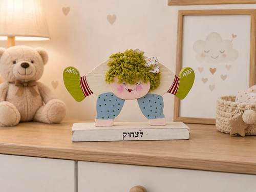 בובת עץ מעוצבת על הראש בעבודת יד לחדר ילדים ותינוקות