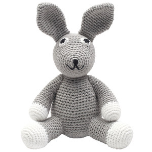 בובה בעבודת יד מחוט במבוק ארנב אפור