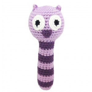 רעשן לתינוק בעבודת יד מחוט במבוק ינשוף סגול