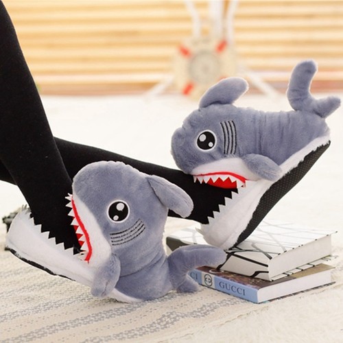  נעלי בית לחורף בעיצוב כריש Shark נותן ביס