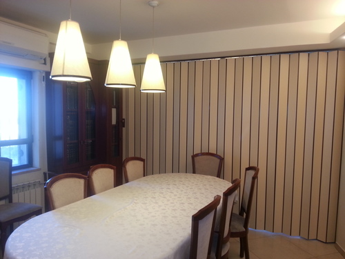 מחיצת אקורדיון בבית פרטי בגוון עץ לחלוקת סלון לחדר עבודה