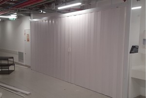 מחיצות הרמוניקה בגוון לבן לחלוקת חדרים בבית חולים זיו בצפת