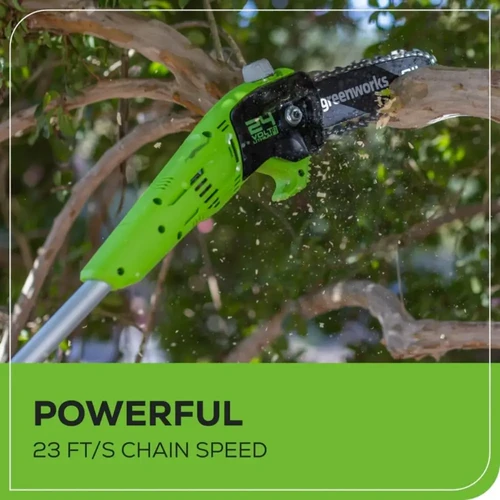 מסור גבהים Greenworks 24V בפעולה עם מהירות שרשרת גבוהה, אידיאלי לחיתוך ענפים ועבודות גיזום בגובה ללא צורך בסולם ובמינימום מאמץ.
