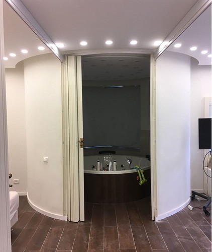מחיצת אקורדיון לחלוקת חדרים בצימר בגוון קרם