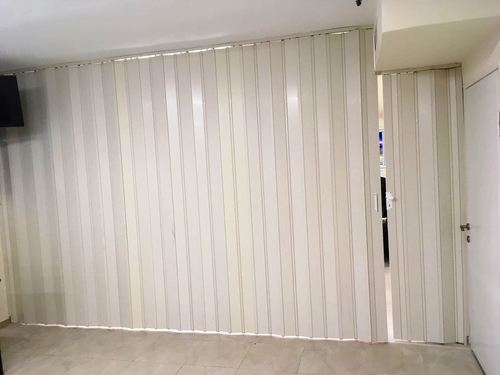 מחיצה אקורדיון מתקפלת בגוון קרם לחלוקת חלל