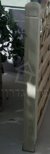 עמוד עץ מעוצב לגדר