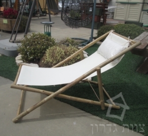 כסא נוח מעץ במבוק