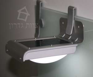 תאורה סולרית עם גלאי תנועה