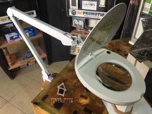 זכוכית מגדלת שולחנית עם תאורה