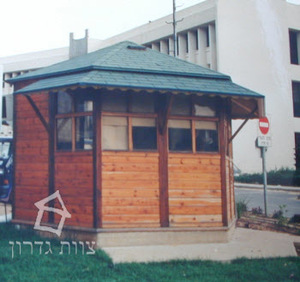 תחנת מוניות 101 מעץ