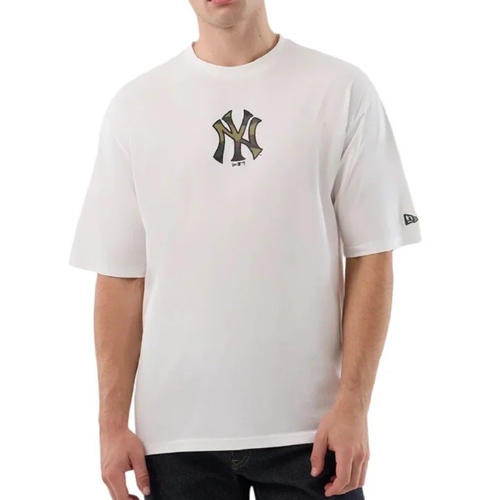 חולצה NEW ERA מידות XS-XXL לגברים בגוון לבן עם לוגו מעוטר