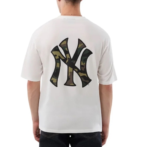 חולצה NEW ERA מידות XS-XXL לגברים בגוון לבן עם לוגו מעוטר
