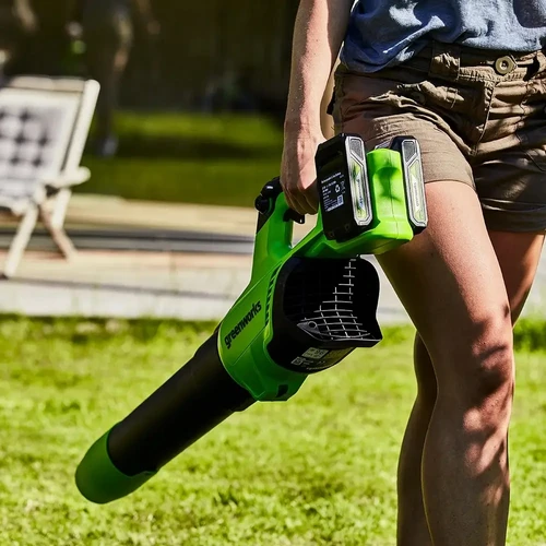 מפוח עלים נטען Greenworks GD24X2AB 48V בפעולת ניקוי עלים ופסולת בגינה, עם מנוע Brushless עוצמתי, עיצוב ארגונומי ויכולת עבודה נוחה לאורך זמן
