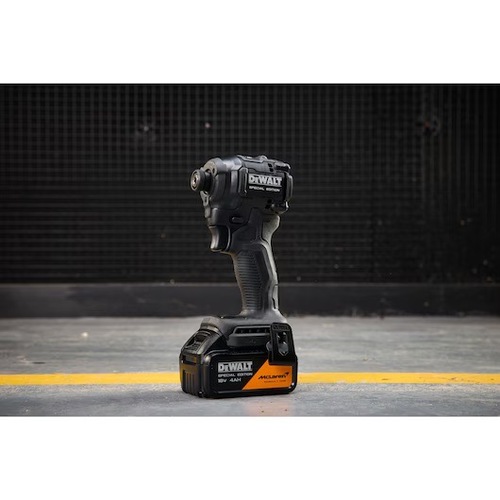סט מברגת אימפקט 18V דיוולט DEWALT DCF86MM2T -- מהדורה מיוחדת מסדרת McLAREN F1 Team (כולל 2 סוללות 4.0Ah ומזוודה)