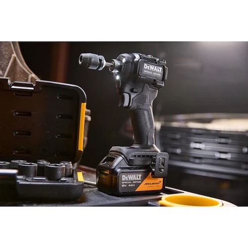 סט מברגת אימפקט 18V דיוולט DEWALT DCF86MM2T -- מהדורה מיוחדת מסדרת McLAREN F1 Team (כולל 2 סוללות 4.0Ah ומזוודה)