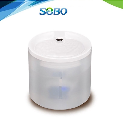 מזרקת מים SOBO PD-3 לחתולים בנפח 2 ליטר - מוצג על רקע לבן עם חיבור USB ומשאבת מים עם הגנה מפני יובש לעידוד שתייה בריאה