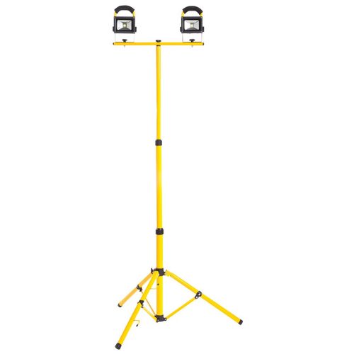 שני פרוז’קטורים LED 30W על חצובה כל פנס 15W