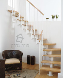 גרם מדרגות עץ | מדרגות פנים ספירליות דגם LONG