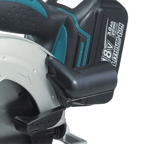 מסור עגול נטען Makita DSS611Z 18V - מבט צד על רקע לבן מציג את הבסיס האלומיניום הקשיח, הגריפ הרך והידית הקדמית הגדולה לעבודה מקצועית