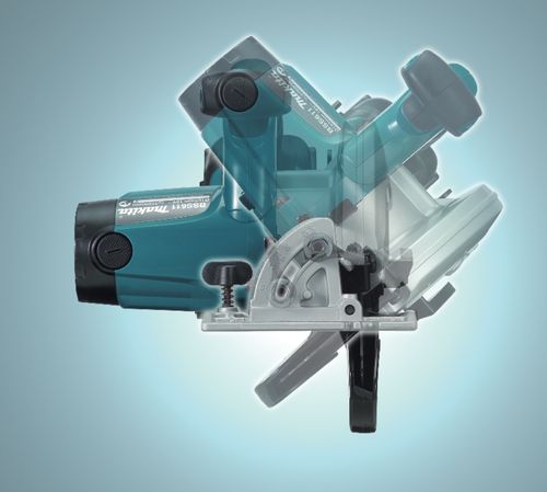 מסור עגול נטען Makita DSS611Z 18V - מבט צד על רקע לבן מציג את הבסיס האלומיניום הקשיח, הגריפ הרך והידית הקדמית הגדולה לעבודה מקצועית