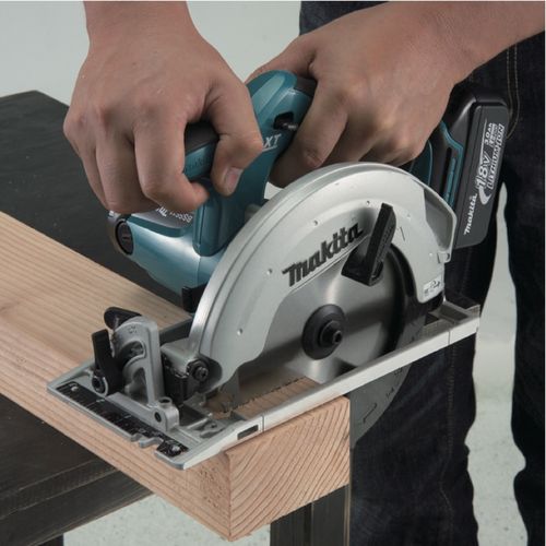 מסור עגול נטען Makita DSS611Z 18V - מבט צד על רקע לבן מציג את הבסיס האלומיניום הקשיח, הגריפ הרך והידית הקדמית הגדולה לעבודה מקצועית