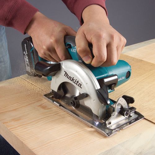 מסור עגול נטען Makita DSS611Z 18V - מבט צד על רקע לבן מציג את הבסיס האלומיניום הקשיח, הגריפ הרך והידית הקדמית הגדולה לעבודה מקצועית