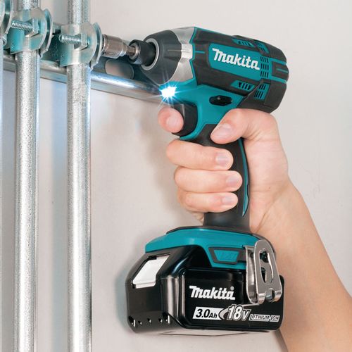 מברגת אימפקט Makita DTD152Z - כלי מקצועי קומפקטי עם תאורת LED כפולה ואחיזה ארגונומית לעבודות הברגה מדויקות
