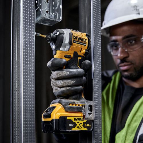 מברגת אימפקט נטענת DEWALT DCF850N 18V XR ATOMIC - גוף קומפקטי 101 מ