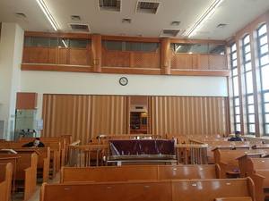 מחיצה מתקפלת לחלוקת חלל בבית הכנסת בגוון עץ בוק