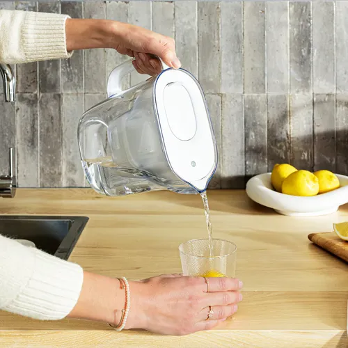 קנקן בריטה עם הנורה החכמה לסינון מים + פילטר | BRITA Style Essential White 