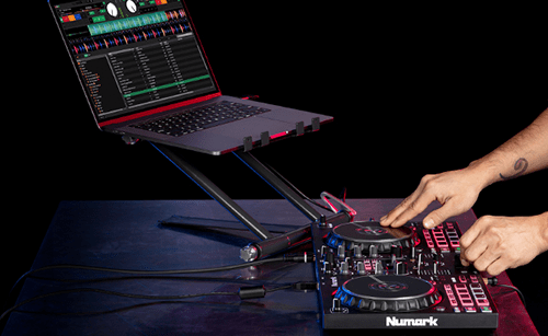 קונטרולר DJ מקצועי Numark Mixtrack Pro FX עם כרטיס קול מובנה וגלגלי Jog גדולים