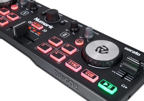 קונטרולר DJ קומפקטי למתחילים Numark DJ2GO2 Touch עם כרטיס קול מובנה