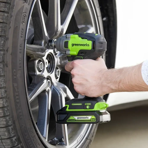 מפתח רטיטה נטען Greenworks 24V בפעולה על גלגל רכב, מתאים לפתיחה והידוק אומים וברגי גלגלים עם מומנט מרבי של 400Nm ותאימות לסוללות POWERALL 24V