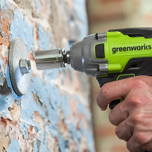 מפתח רטיטה נטען Greenworks GD24IW400 24V Brushless בפעולת הידוק והסרה של ברגים ואומים, עם תושבת ½ אינץ', מומנט 400Nm ושליטה במהירות משתנה לעבודה מדויקת ומקצועית